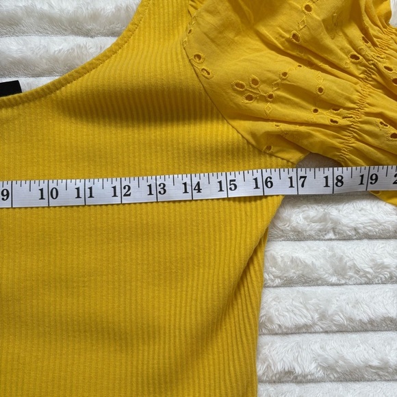 Who What Wear Yellow Eyelet Sleeve Blouse Womens Size Medium NWT - Picture 6 of 8